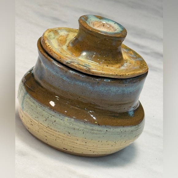 Studio Pottery Jar with Lid Signed. - Picture 8 of 8